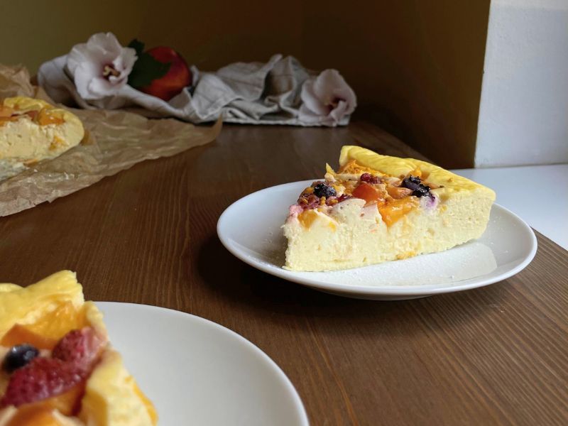 Návrh na servírování: tvarohovo pudinkový cheesecake s ovocem.